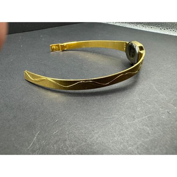 Waltham Womens Gold Tone w/ Rhinestone Watch Black Dial Bling Heart Band SR527SW
